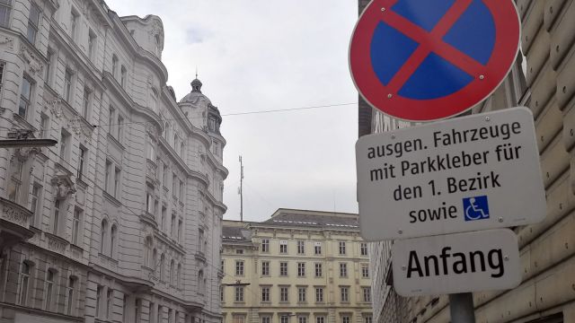 Parking a Car: Sign of a Residential Zone in Vienna © echonet.at / rv