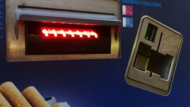 Cigarette Venting Machine in Vienna with Bank-Card-Verification © echonet.at / rv