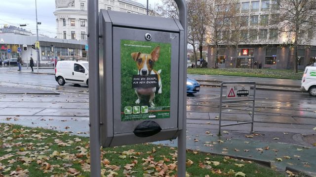Dogs Poop Bag Dispenser in Vienna © echonet.at / rv