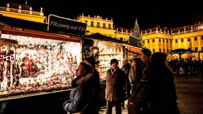 Christmas Market Stall with People in Schoenbrunn Vienna © www.weihnachtsmarkt.co.at | Fotofally