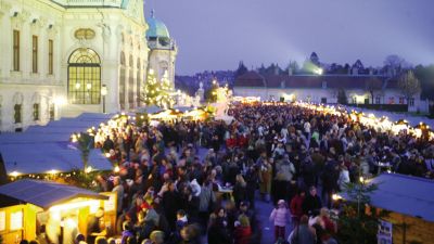 Christmas Market Belvedere Crowd of People Vienna © MAGMAG events & promotion GmbH