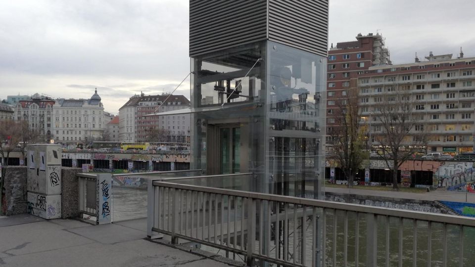 Lift for Wheelchairs to the Danube Channel in Vienna © echonet.at / rv