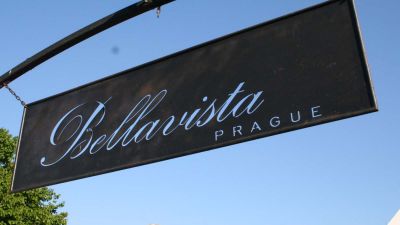 Bellavista: Entry Sign of the Restaurant Garden Prague © echonet.at / rv